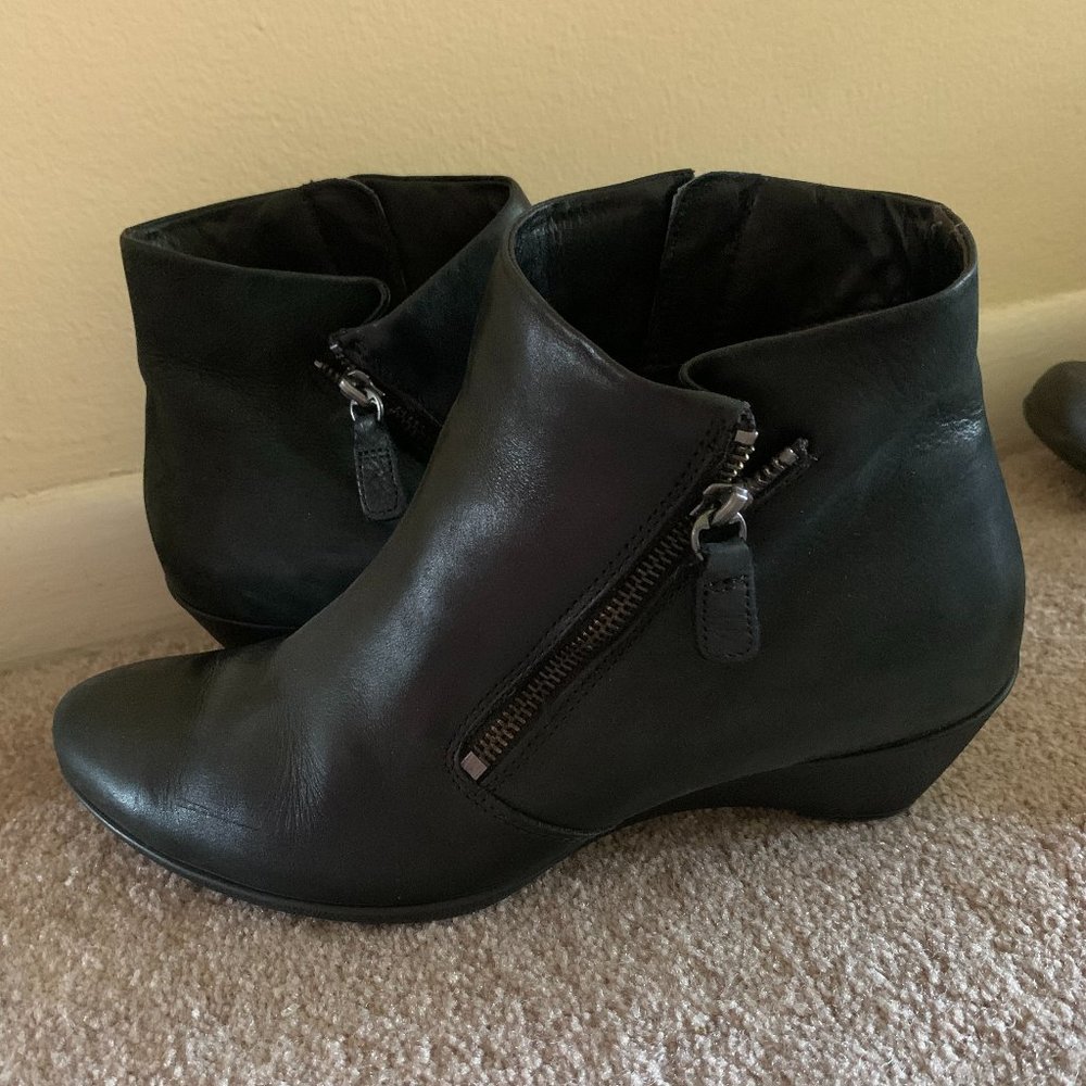 ECCO Black Leather Bootie (Women’s 40, US 8.5-9)